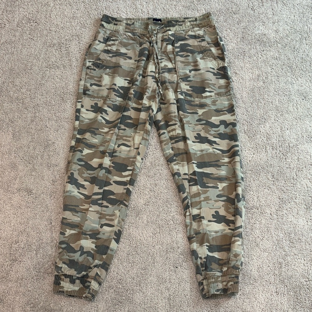 Gap women's camo pants two front pockets and two back pockets, drawstring